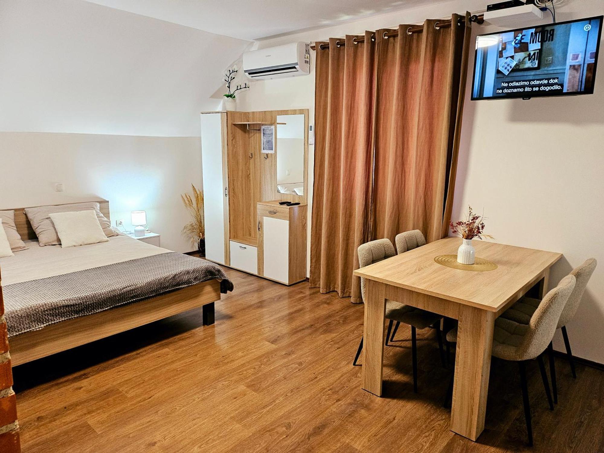 Guest House Lisina โพลยานัค ภายนอก รูปภาพ